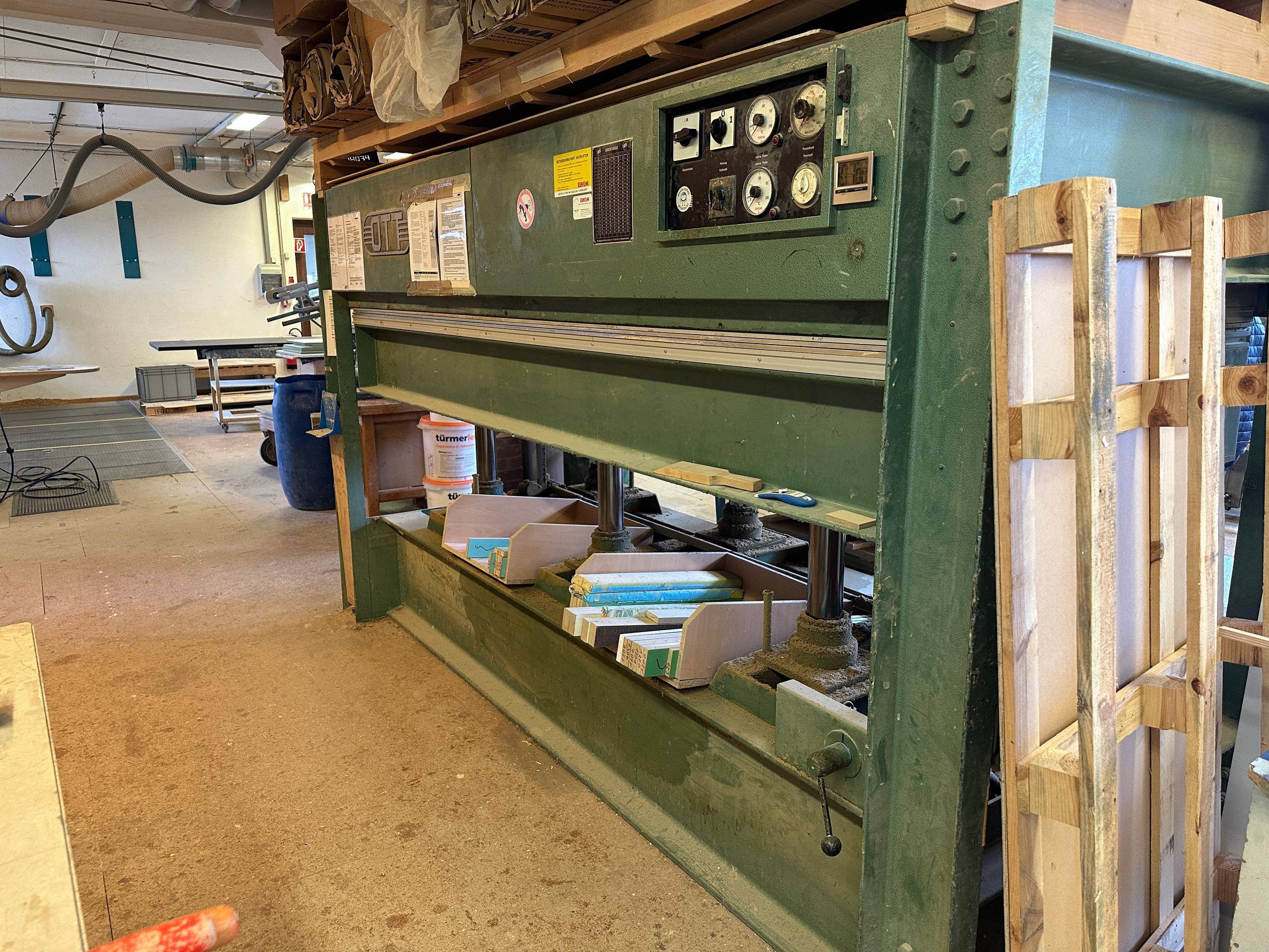 OTT Furnierpresse 3000 × 1350 mit neuen Heizplatten 2011